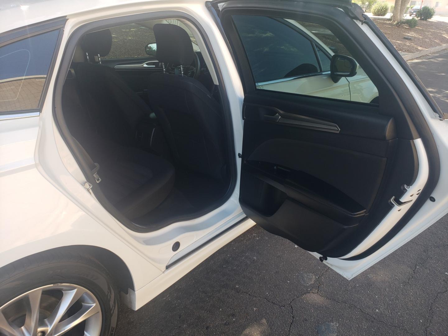 2017 WHITE /black Ford Fusion Hybrid SE hybrid (3FA6P0LUXHR) with an 2.4L L4 DOHC 16V engine, 6-Speed Automatic transmission, located at 323 E Dunlap Ave., Phoenix, AZ, 85020, (602) 331-9000, 33.567677, -112.069000 - Photo#14